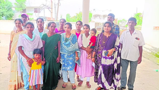 ఆ పాఠశాల విచిత్రం.. డబ్బులన్నీ ఒకే ఖాతాలోకి?