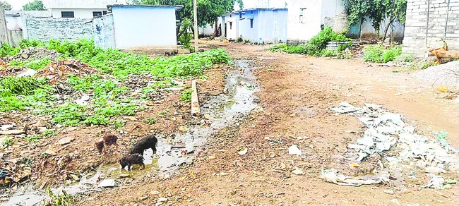 దెబ్బతిన్న రోడ్లు.. జనం పాట్లు
