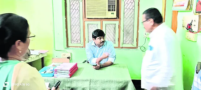 పాయకరావుపేట హాస్టల్‌నుపరిశీలించిన అధికారులు 