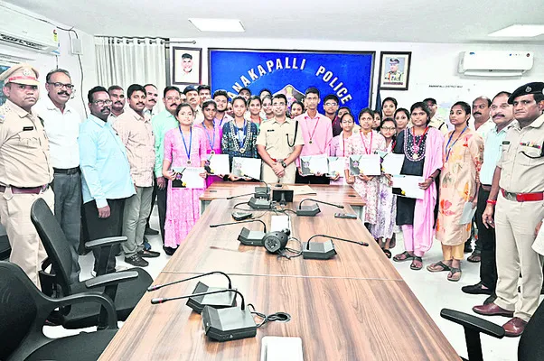 ఇష్టపడి చదివితే ఉజ్వల భవిష్యత్తు 