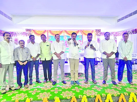బదిలీలు, పదోన్నతులు చేపట్టాలి