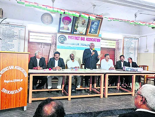 న్యాయమూర్తుల పోస్టులు భర్తీ చేయాలి