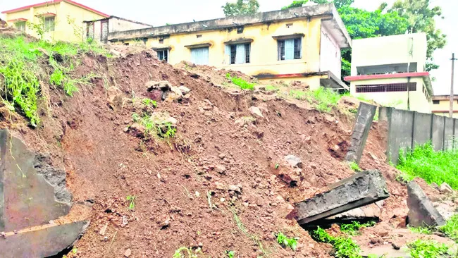 కూలిన హైస్కూల్‌ ప్రహరీ 
