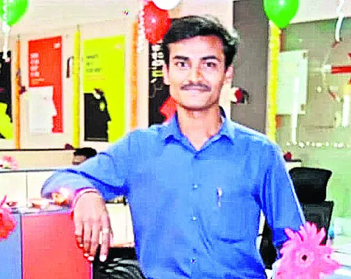 రోడ్డు ప్రమాదంలో యువకుడి మృతి 