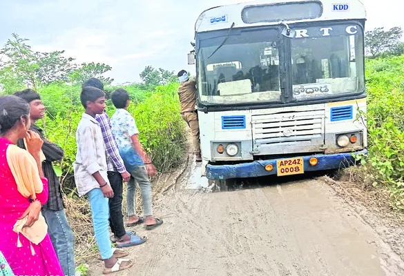 ఆర్టీసీ బస్సుకు తృటిలో తప్పిన ప్రమాదం