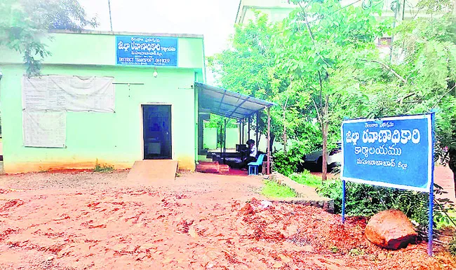 డీటీఓ కార్యాలయంలో ఏజెంట్ల దందా..?