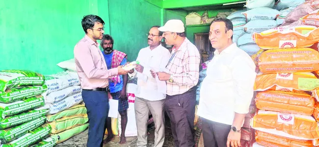 ఫర్టిలైజర్స్‌ దుకాణాల తనిఖీ 