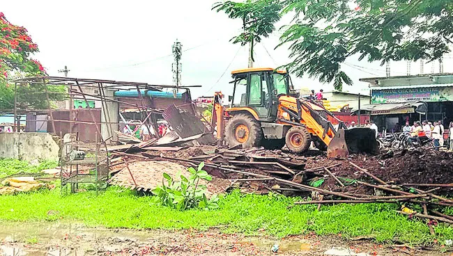 కుభీర్లో ఆక్రమణల తొలగింపు
