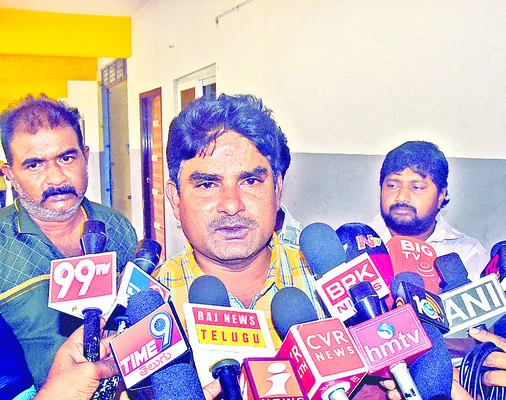 యాజమాన్య నిర్లక్ష్యంతోనే మా కుమారుడి మృతి 