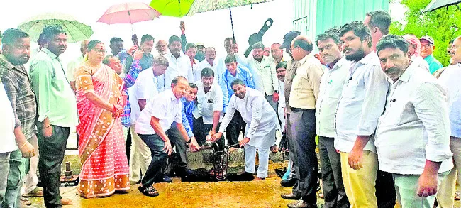 రైతులు నీటిని వృథా చేయొద్దు
