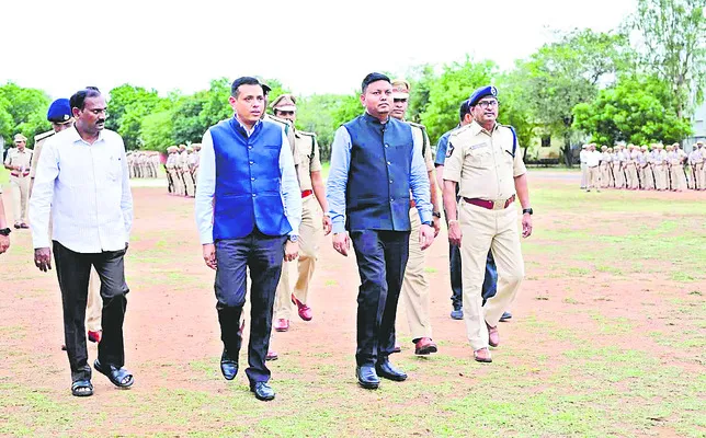 చట్టాలపై అవగాహన పెంపొందించుకోవాలి