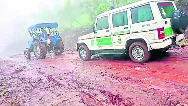 బురదలో కూరుకుపోయిన అంబులెన్స్