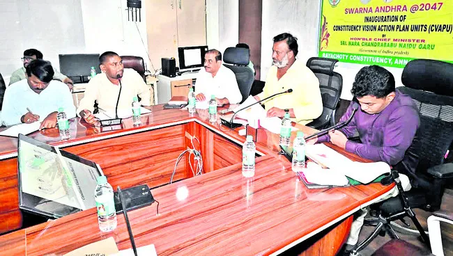 లక్ష్యాలను సాధించేలా పనిచేయాలి