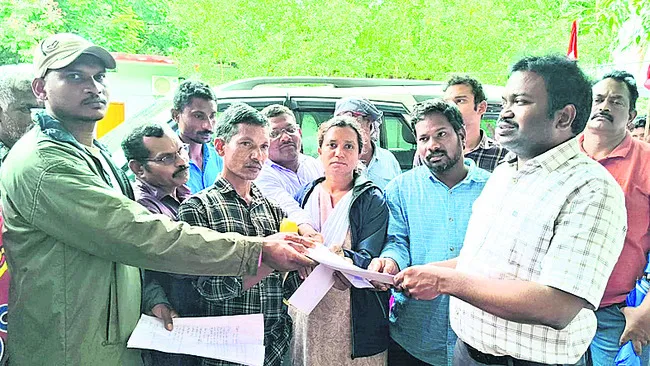 కదంతొక్కిన పోలవరం నిర్వాసితులు 