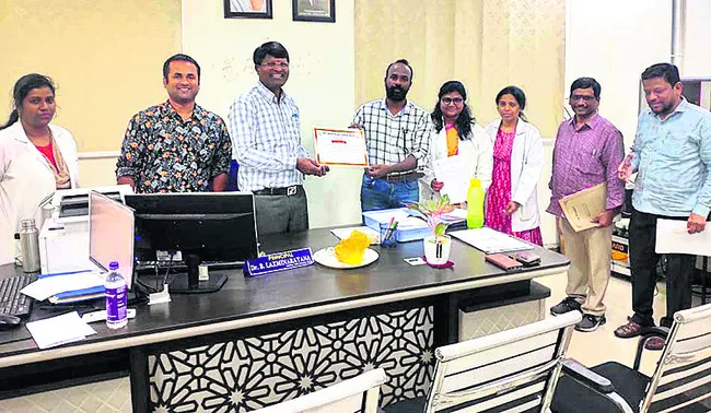 దేహదానానికి ముందుకొచ్చిన ప్రిన్సిపాల్ కుటుంబం