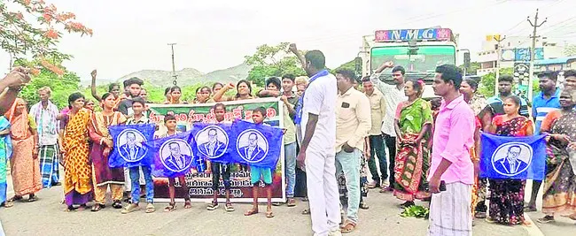 బడి కోసం..ఆగని పోరాటం