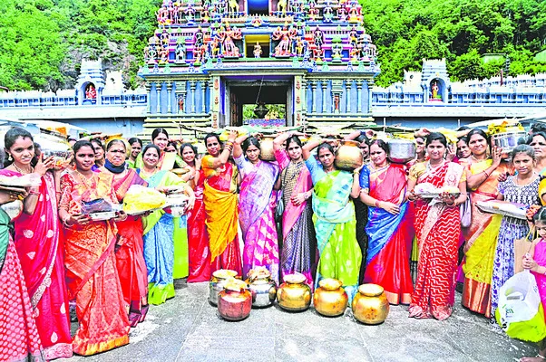 వైభవంగా సారె సంబరం 