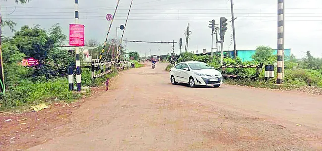 తరచూ గేట్ల మూసివేతతో ప్రజల అవస్థలు