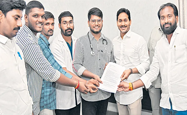 యువ వైద్యులపై పోలీసులతో దాడులు చేయిస్తారా?: వైఎస్‌ జగన్‌
