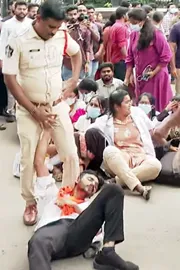 Ap Police Rudely Against Protesting Medical Students3