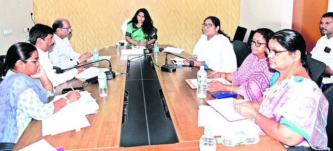 వయోజనులను అక్షరాస్యులుగా తీర్చిదిద్దాలి 