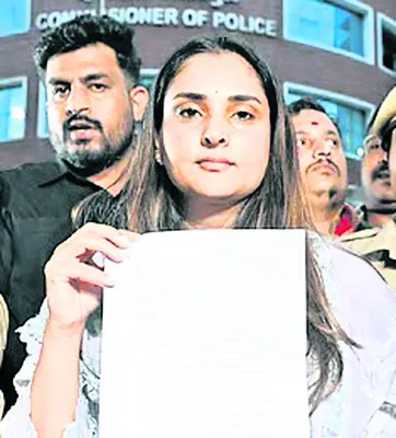 సోషల్ వేధింపులపై రమ్య ఫిర్యాదు