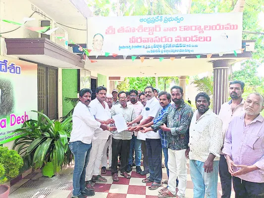 భవన నిర్మాణ కార్మికుల పోరుబాట