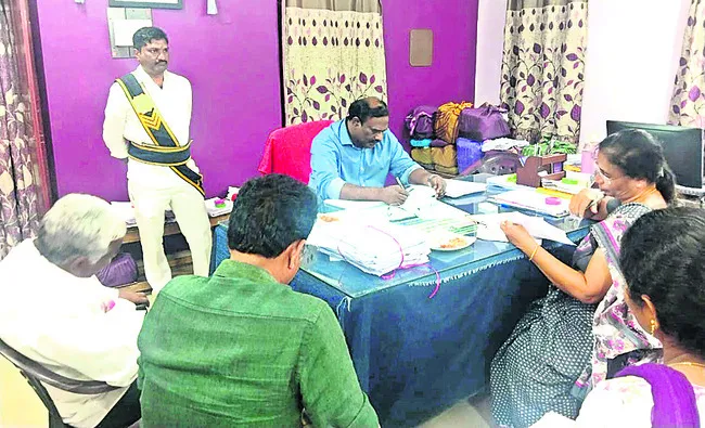 విధుల్లో అంకితభావంతో పనిచేయాలి