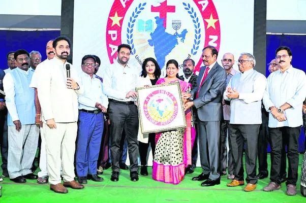 ఐకమత్యంతో సాగాలి 