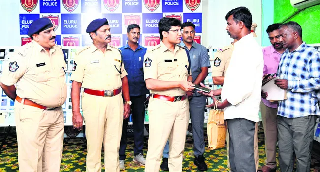 భారీగా సెల్ఫోన్ల రికవరీ
