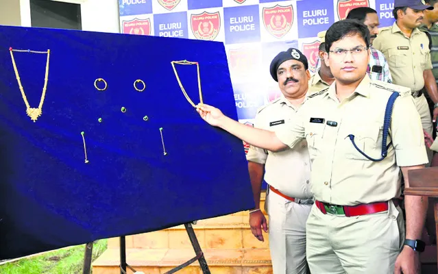 చోరీ కేసుల్లో నిందితుల అరెస్ట్