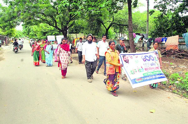 శిథిల భవనాలు ఖాళీ చేయండి