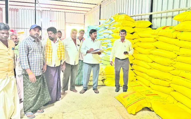 ఎరువులు అధిక ధరకు విక్రయిస్తే చర్యలు