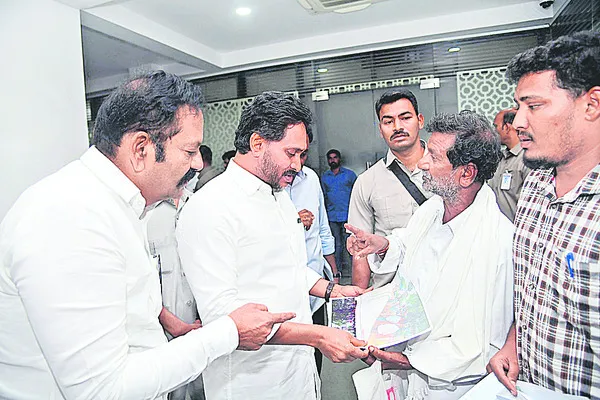 వైఎస్‌ జగన్‌ మోహన్‌రెడ్డిని కలసిన బాఽధితులు 