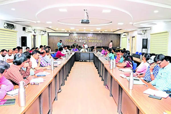 పథకాల అమలుకు ప్రాధాన్యం ఇవ్వాలి