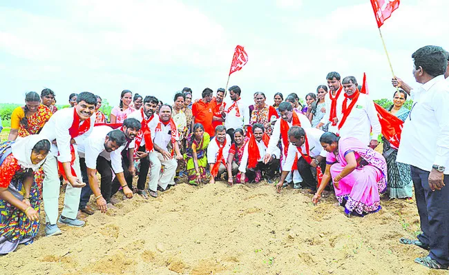 మిగులు భూములు పేదలకు పంచాలి