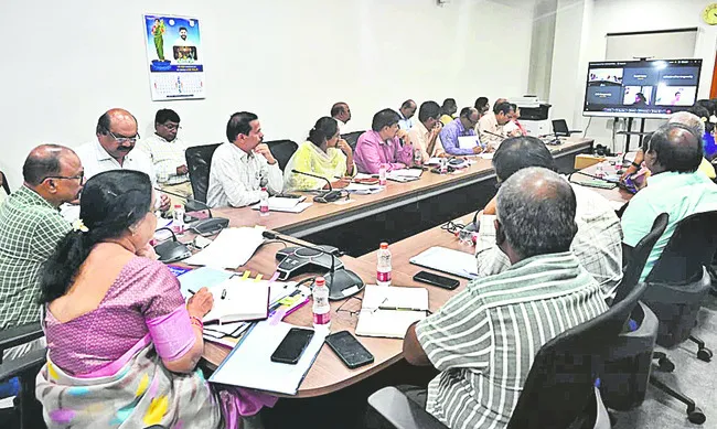 వర్షాలకు అప్రమత్తంగా ఉండాలి