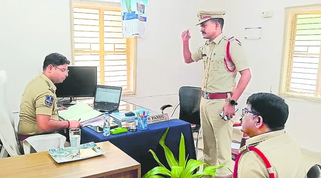 ఆన్లైన్ మోసాలపై అప్రమత్తంగా ఉండాలి