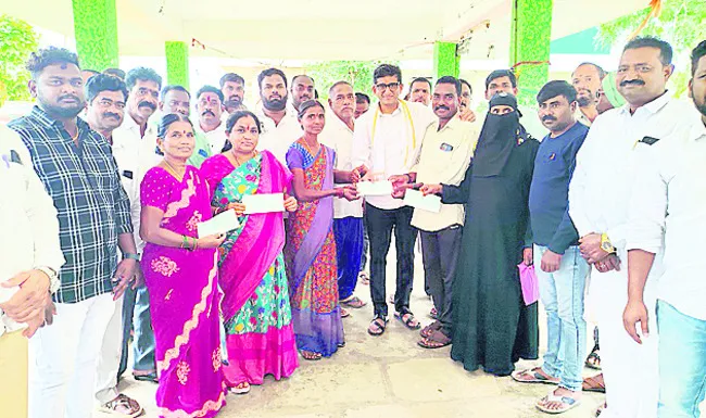రైతులను మోసం చేస్తున్న కేంద్ర, రాష్ట్ర ప్రభుత్వాలు