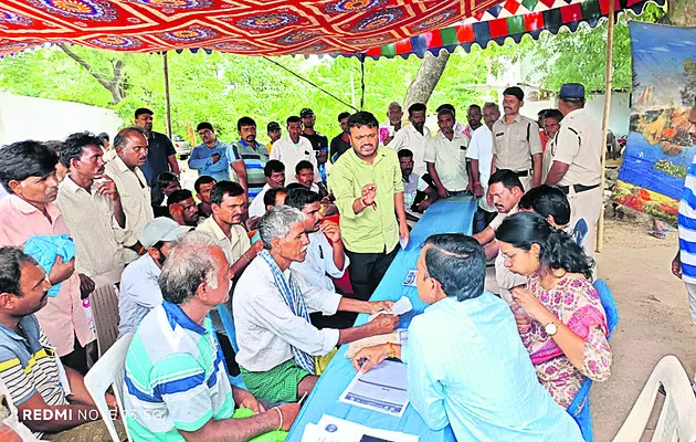 పాసుబుక్కులు ఇవ్వాలని రైతుల వాగ్వాదం