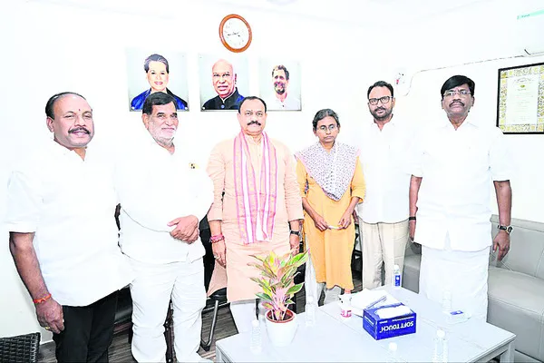 మీనాక్షి నటరాజన్‌ను కలిసిన డీసీసీ అధ్యక్షుడు
