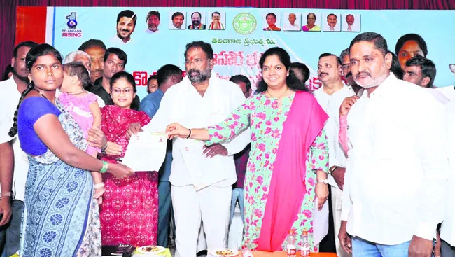 ఇచ్చిన హామీ మేరకు ఆరు గ్యారంటీల అమలు