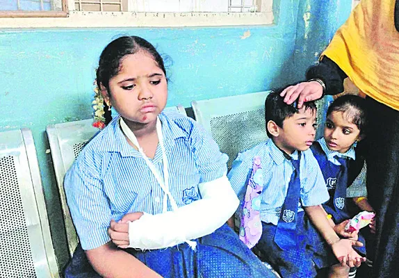 బీభత్సం సృష్టించిన కారు 