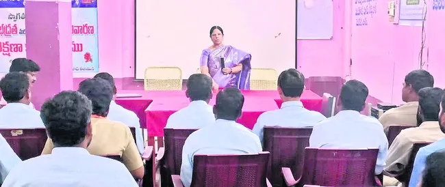 రోడ్డు భద్రతా నిబంధనలు పాటించాలి