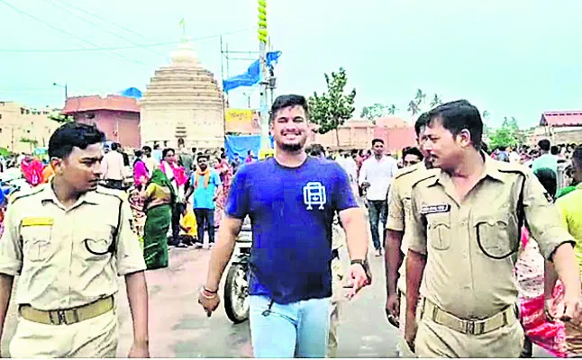 రహస్య కెమెరాతో చిక్కిన యువకుడు