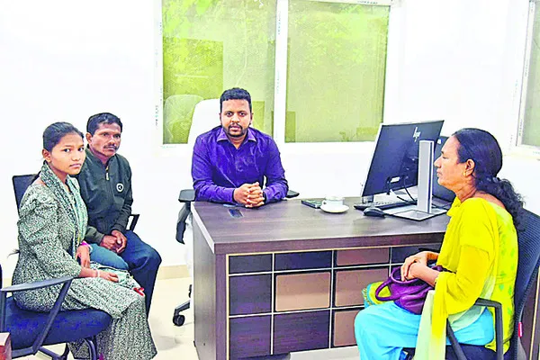 పేద కుటుంబాలను దత్తత తీసుకోవాలి