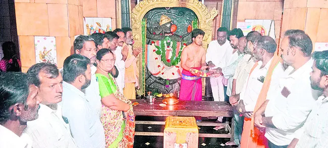బెయిల్‌ రావాలంటూ పూజలు 