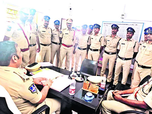 ఆన్లైన్ మోసాలతో అప్రమత్తంగా ఉండాలి