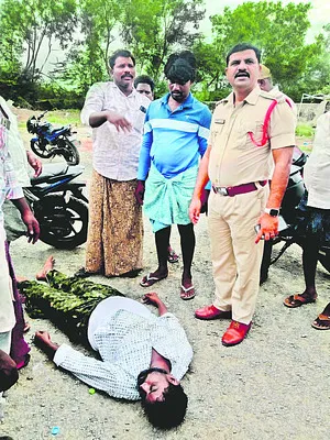 మద్యం షాపు వద్ద వ్యక్తి మృతి