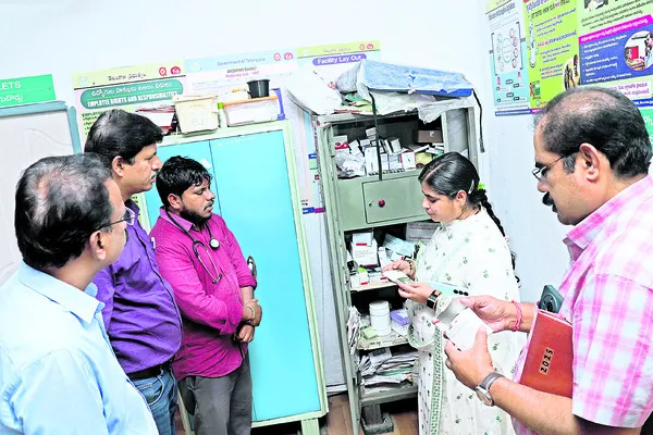 పల్లెదవాఖానా వైద్యుడిపై కలెక్టర్‌ ఆగ్రహం 